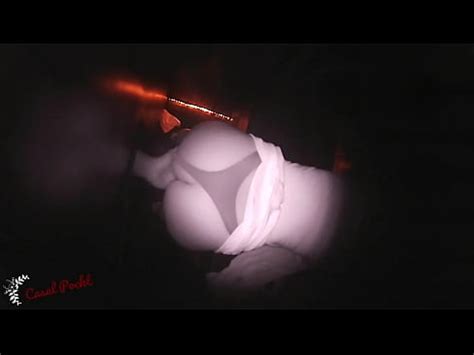 GLORY HOLE NAMORADA SE DIVERTINDO NA CABINE ERÓTICA XVIDEOS