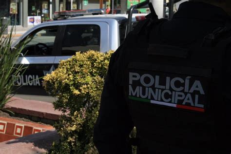 VIDEO Policía municipal agrede y roba vehículo a familia en Matehuala