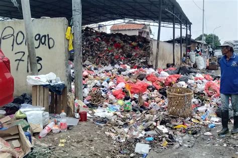 30 Tronton Mesti Bolak Balik Angkut Sampah Di TPS Pasar Kemiri Muka