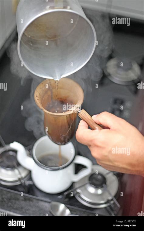 Preparo de café em coador de pano Stock Photo Alamy