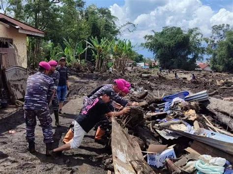 Prajurit Marinir Bantu Pencarian Korban Banjir Bandang Dan Lahar Dingin