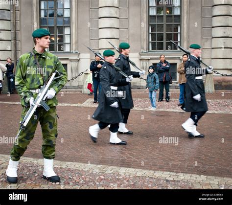 Guard mounting ceremony stockholm royal palace hi-res stock photography ...