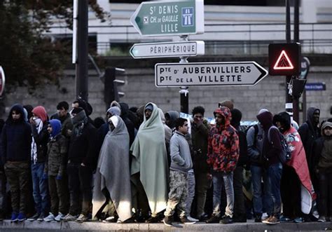 Demandeurs Dasile Vers La Fin De La File Dattente En Pleine Rue