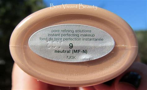 Bon Vivant Beauty: Clinique Pore Refining Solutions Instant Perfecting Makeup in Neutral