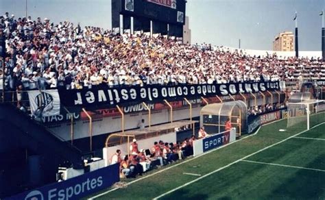 Torcida Jovem Do Santos Deixar As Faixas Viradas Como Forma De