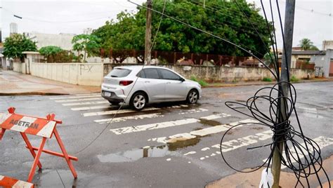 Caminh O Derruba Fios E Comerciantes Ficam Sem Internet No Centro