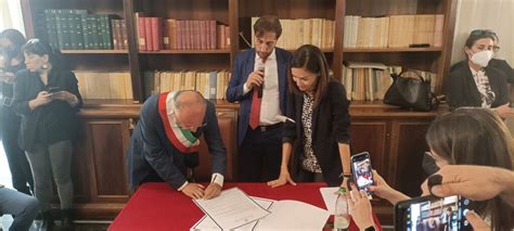 Politica Il Ministro Carfagna Firma Il Cis Brindisi Lecce