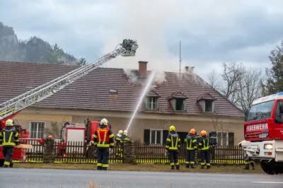 Dachgeschossbrand fordert fünf Verletzte Neun Feuerwehren mit über