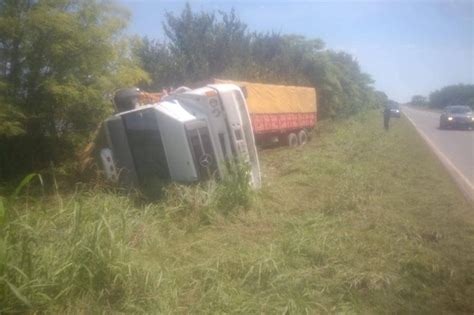 Mal Estado De La Ruta Un Cami N Termin En La Banquina Por Esquivar