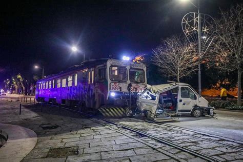 Galerija Nesvakidašnja nesreća U Puli vlak udario kombi pa ga gurao