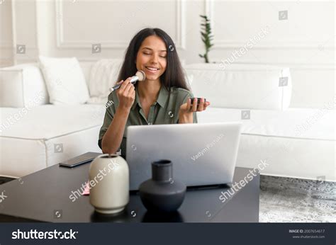 imágenes de Mujer maquillista latina Imágenes fotos y vectores de stock Shutterstock