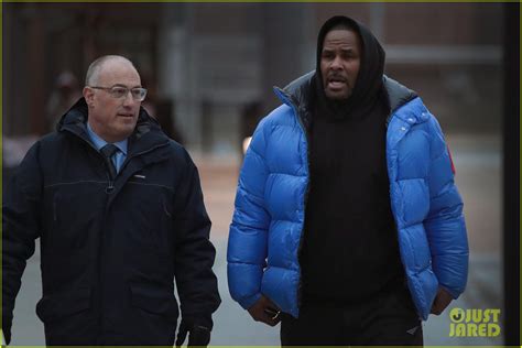 R Kelly Released From Jail After Posting 100 Thousand Bail Photo