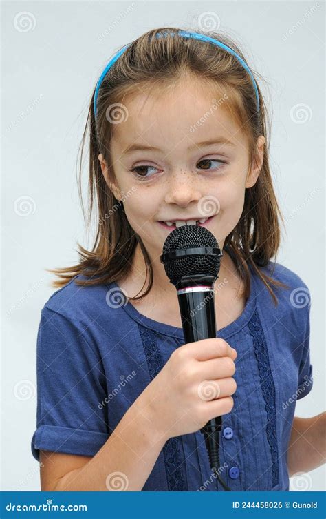 Süßes Kleines Mädchen Singt Ein Karaoke Lied Mit Mikrofon Stockfoto