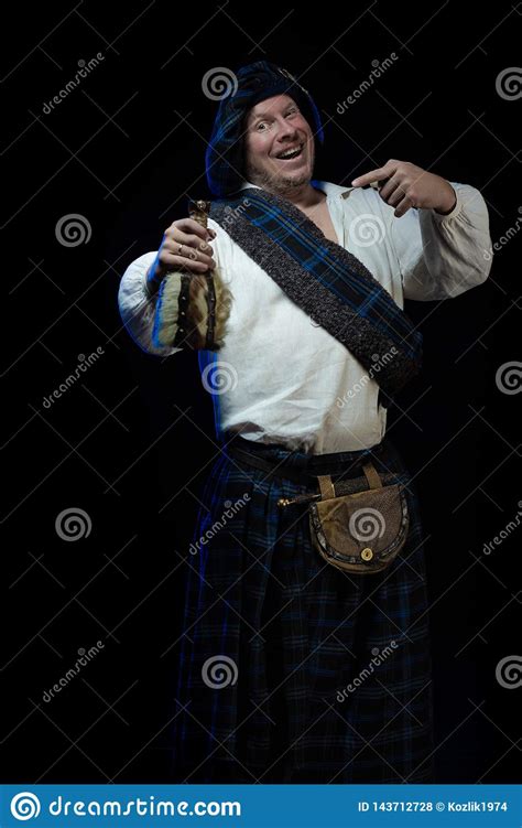 Hombre Con Una Barba En Un Traje Escoc S A Cuadros Azul Foto De Archivo