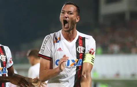 Réver reconhece falhas contra o Santos e vê Flamengo ofensivo contra