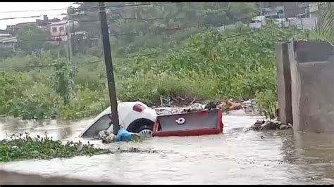 V Deos Mostram Carro Engolido Pela Gua E Lixo Sendo Arrastado Pela