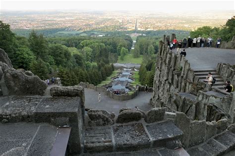 Beleuchtete Wasserspiele im Bergpark Wihlemshöhe Kassel