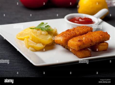 Fischstabchen Mit Kartoffelsalat Fotos Und Bildmaterial In Hoher