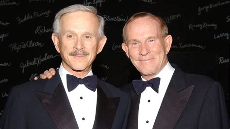 Tom Smothers, Half Of Famed Smothers Brothers Music & Comedy Duo, Dies ...