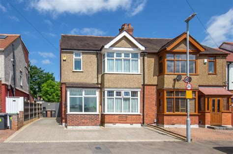 Luton Bedfordshire 3 Bedroom Semi Detached House