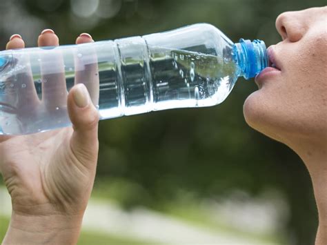 L Acqua In Bottiglia Di Plastica Fa Male I Risultati Degli Studi E