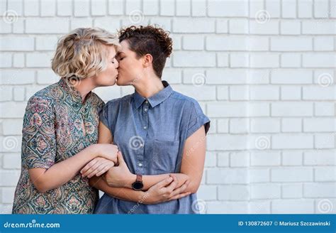 Houdend Van Jong Lesbisch Paar Die Zich Buiten Het Delen Van Een Kus Bevinden Stock Afbeelding