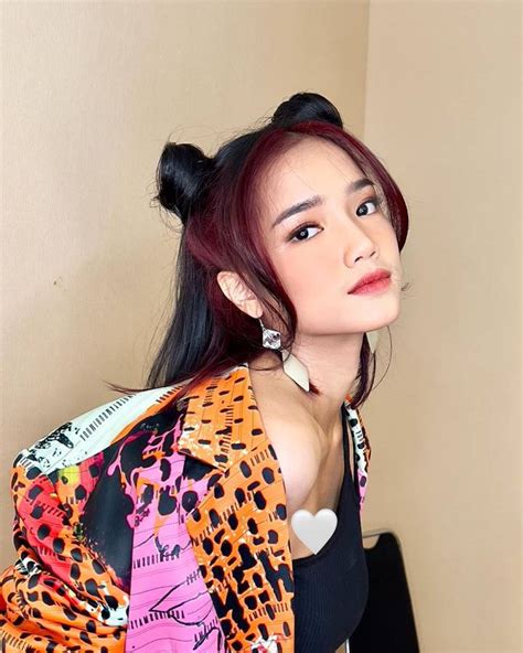 Fuji An Hitam Merah 8 Potret Artis Hits Ikuti Tren Rambut Dua Warna