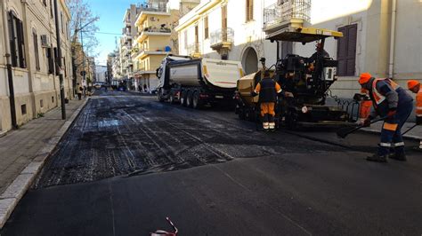 Reggio Calabria In Corso Il Rifacimento Del Manto Stradale In Via