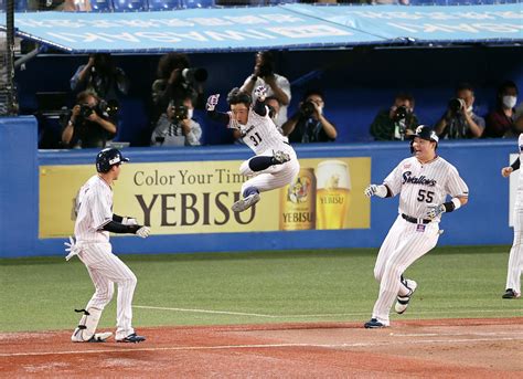 ヤクルト山田哲人「打った瞬間は終わったと」全力疾走でサヨナラ打もぎ取る プロ野球写真ニュース 日刊スポーツ