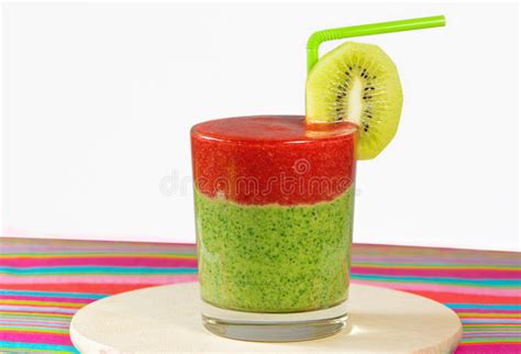 Gezonde Groene En Rode Smoothie Met Aardbei Kiwi Appelen Rotatie