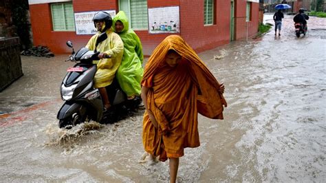 Népal au moins 14 morts dans des inondations et glissements de terrain