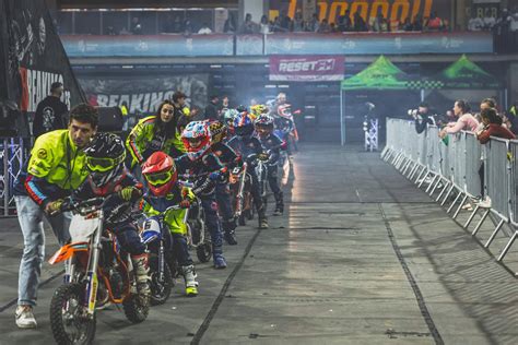 Los pilotos del equipo Breaking de Freestyle Motocross realizarán un