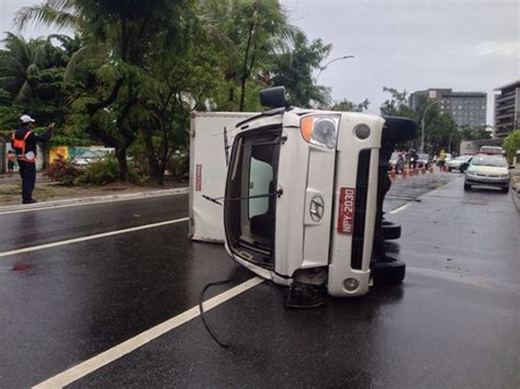 G Carreta Tomba Na Zona Sul Do Recife E Deixa Tr S Pessoas Feridas