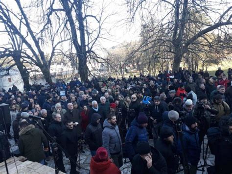 Počelo nalaganje badnjaka na Cetinju Hiljade vjernika ispred