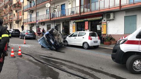 Crotone Incidente Lungo Via Roma Auto Si Ribalta WeSud