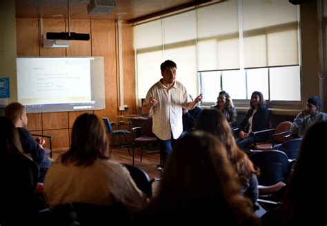 Facultad De Ciencias Sociales Recibi A Estudiantes De Primer A O Con