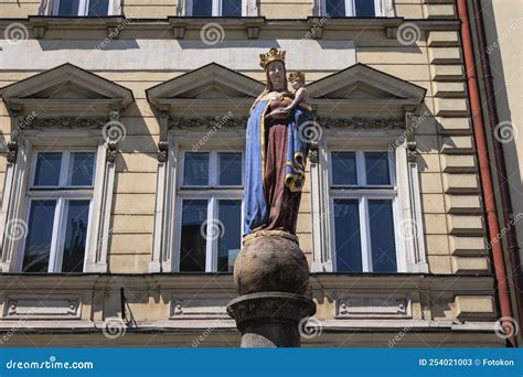 Madonna Mit Der Kinderstatue In Cieszyn City Poland Stockbild Bild