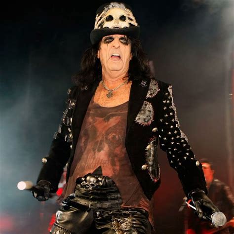 FLASHBACK ELVIS PRESLEY PERFORMS HIS FINAL CONCERT Alice Cooper