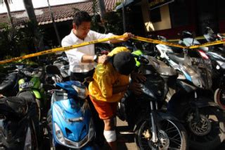 Tersangka Dan Barang Bukti Pencurian Sepeda Motor DATATEMPO