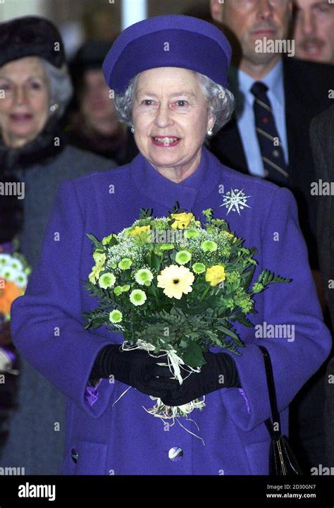 Hm Queen Elizabeth Ii Visita La Nueva Terminal Del Aeropuerto De Luton