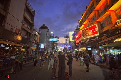 曼谷考山路，这里是全球背包客聚集地，本地人远远少于游客数量泰国山路背包客新浪新闻