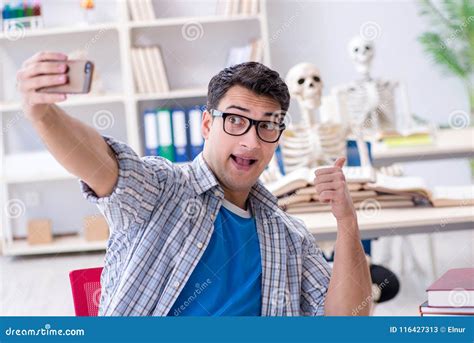 A Estudante De Medicina Que Prepara Se Para Exames Imagem De Stock