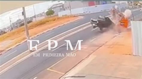 C Mera De Seguran A Registra Motorista Colidindo Ve Culo Em Ca Amba Em