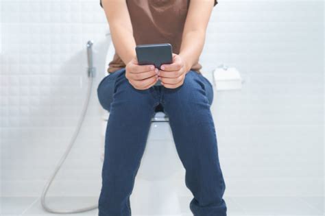 Attention à Lusage Des Smartphones Aux Toilettes So Healthy