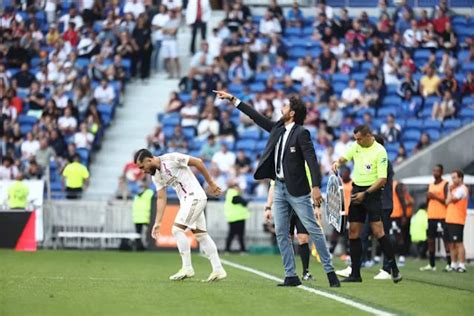 L entraîneur de Lyon Fabio Grosso secoue encore Rayan Cherki avant d