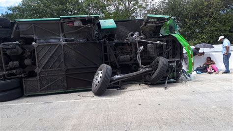 Telemetro Reporta On Twitter Conductor De Un Bus Se Volcó En La Vía