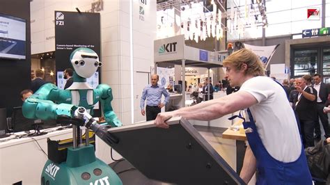 Cebit 2018 Mensch Und Roboter Arbeiten Zusammen Youtube