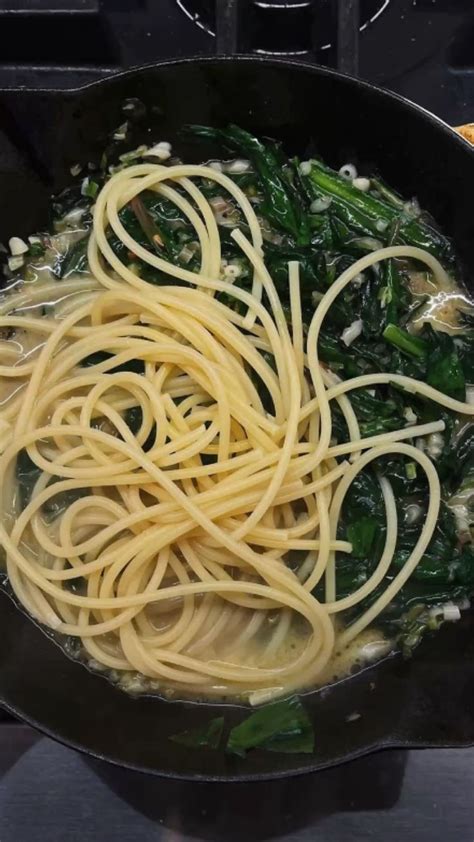 Garlic butter spinach pasta in 2022 | Healthy recipes, Vegetarian ...