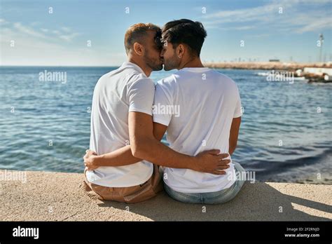 Jeune couple gay sur la vue arrière embrassant à la promenade de la plage Photo Stock Alamy