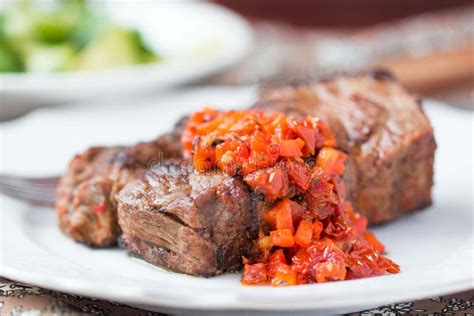 O Bife Grelhado Molho Da Salsa Secou Tomates Pimentas Vermelhas